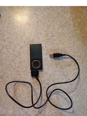 *For Parts or to be Fixed* Microsoft Zune 4GB MP3 Player For Parts With Charger